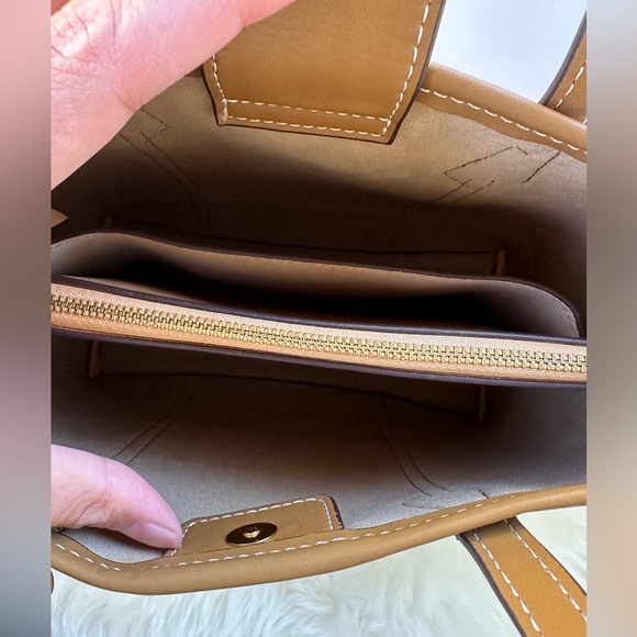 NEW PERRY T MONOGRAM SMALL TRIPLE-COMPARTMENT TOTE - Picture 13 of 14